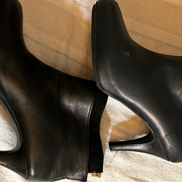 Black leather  ankle boots with heel - Picture 2 of 4